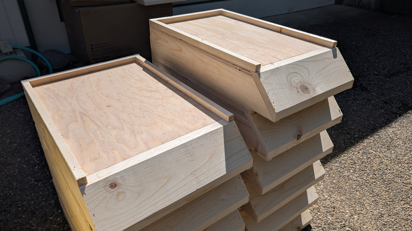 Solid bottom board with bee landing