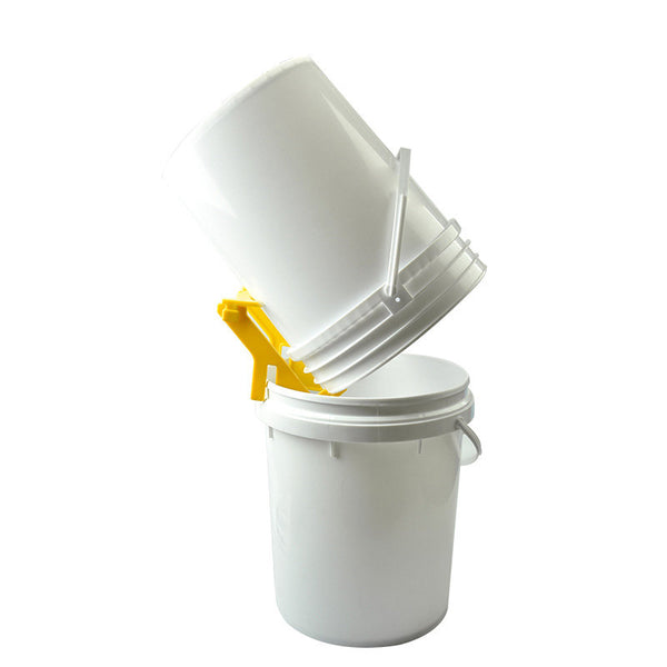 Honey bucket perch for honey harvest
