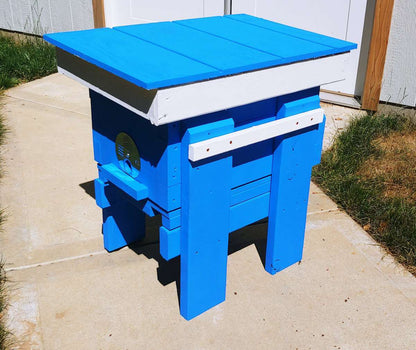 Freestanding insulated beehive